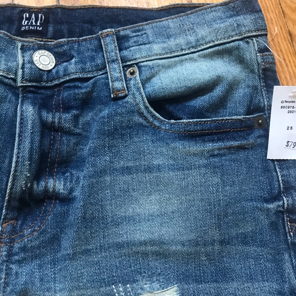 NWT GAP Best Girlfriend Distressed Jeans Mid Wash Relaxed Fit Women’s Size 25 - Picture 4 of 5